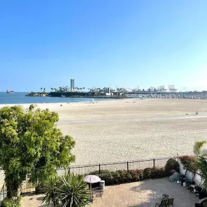 Beautiful Bright Steps Away From The Long Beach